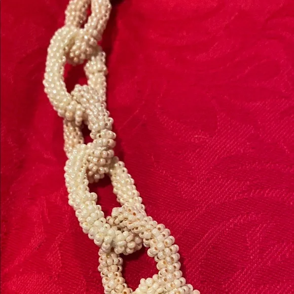 Elegant Cream Beaded Necklace with robe detail - Picture 6 of 13